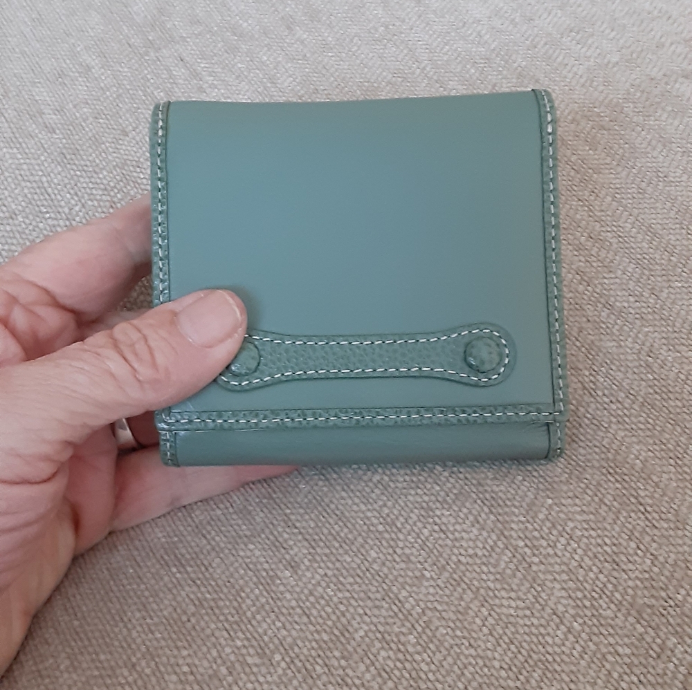 Levenger Green Leather Women's Wallet - Picture 3 of 11